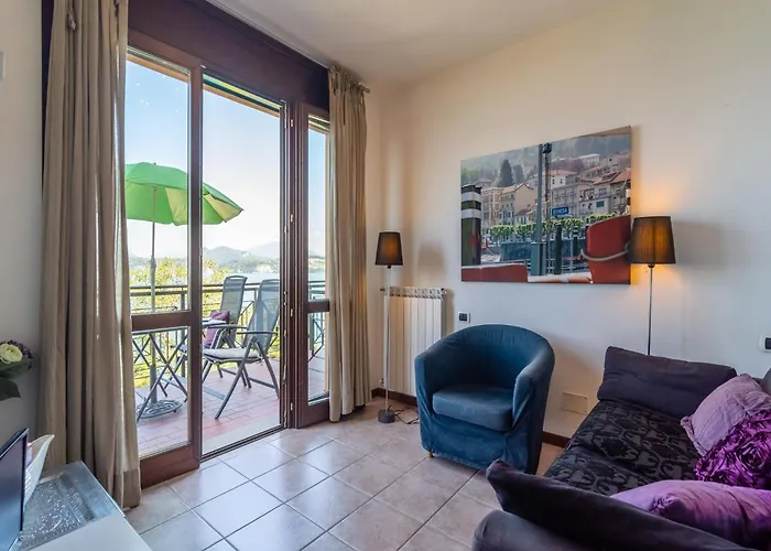 With Terrace And Stunning View ストレーザ