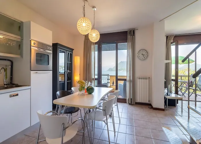 度假居 With Terrace And Stunning View 斯特雷萨